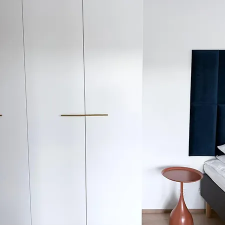 Spacious Railway Station Apartman *